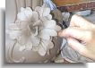 lavorazione ceramica con i fiori applicati stile Capodimonte