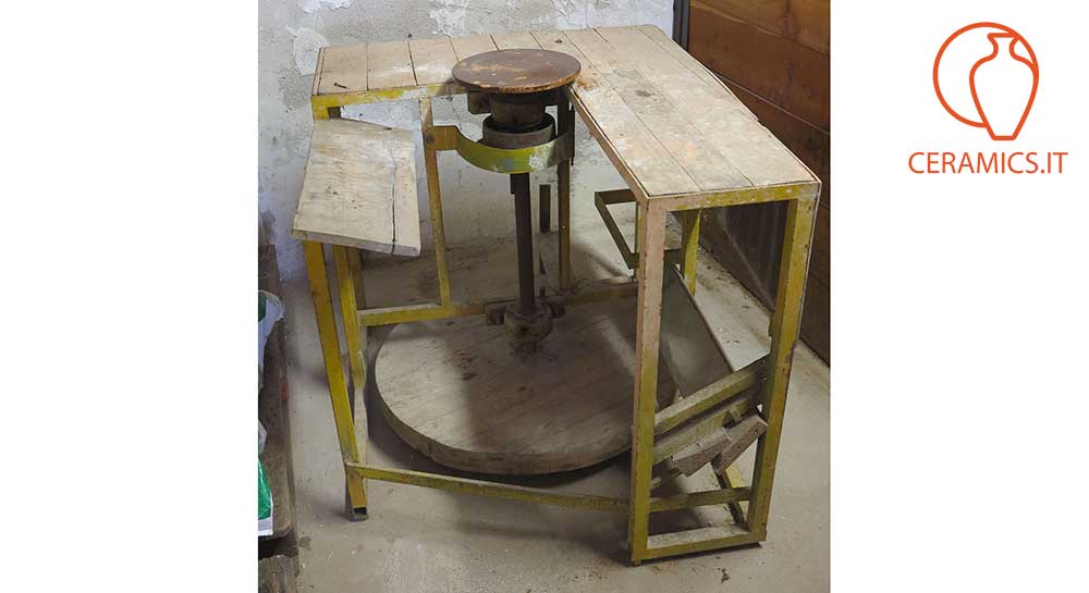 Ceramics - Traditional manual potter wheel