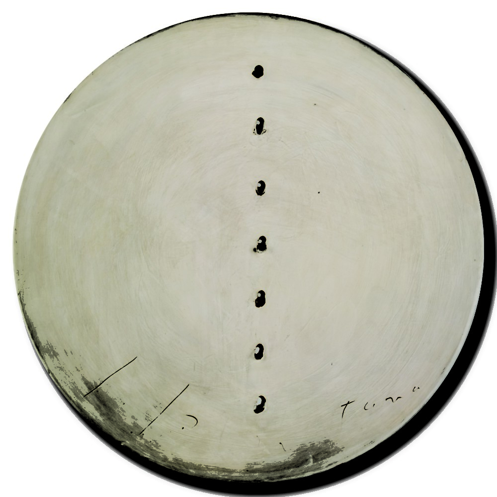 Lucio-Fontana-Concetto-spaziale-1960-61-ceramica-bianca-50-cm-diametro-n.-44 1-e1477386580628